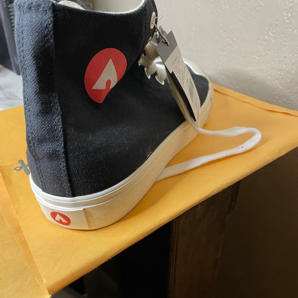 Men’s AIRWALK high tops. NWT.  Really cool shoes for the price!